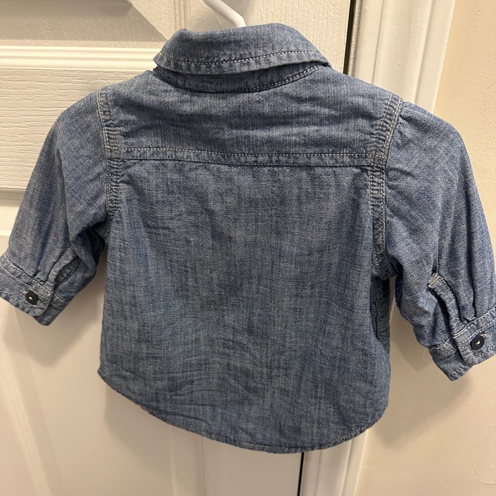⭐️BUNDLE 10 for $50⭐️ GAP • Baby Denim/chambray Blue shirt - Picture 4 of 4